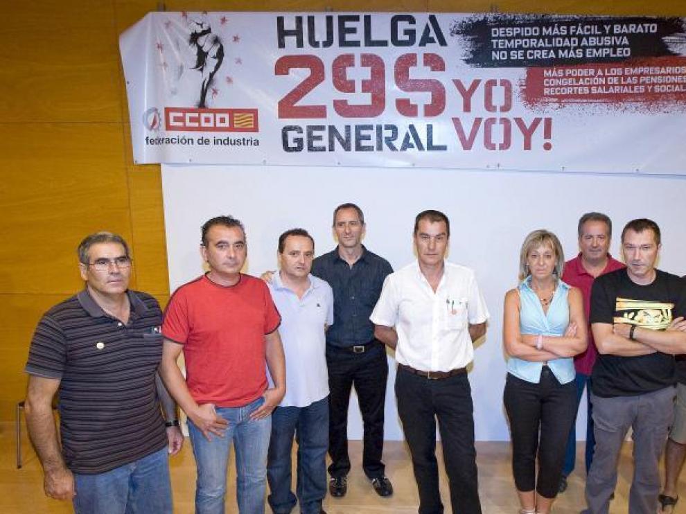 Fernando, en el centro con camisa blanca, con los miembros de la sección de CC. OO. en GM.