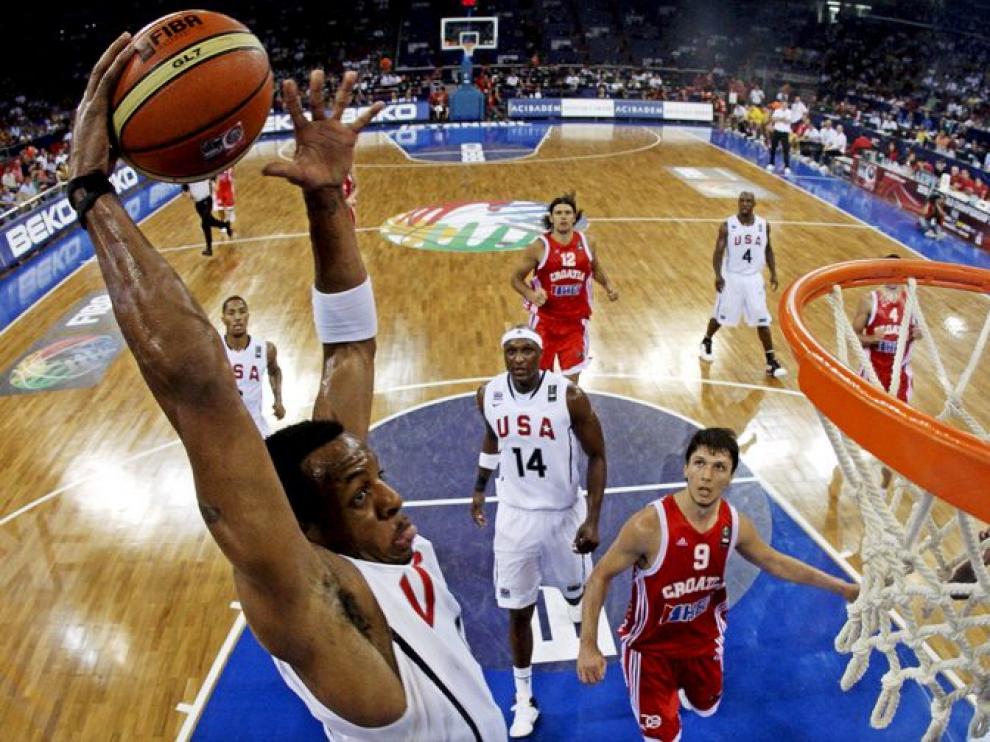 El estadounidense Rudy Gay salta para anotar sobre la defensa del croata Marko Tomas.