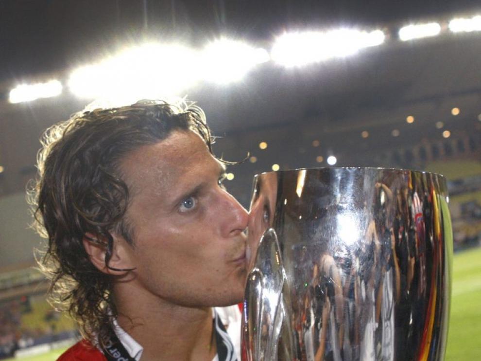 Diego Forlán besa la copa