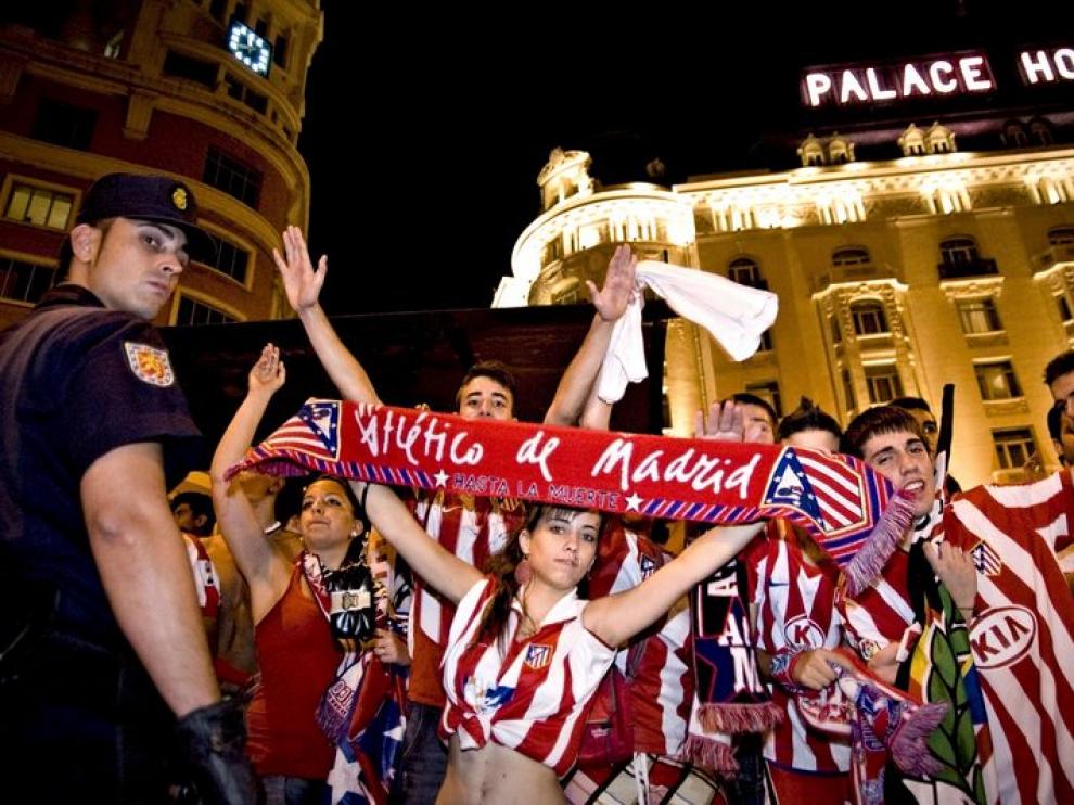 Celebración de los aficionados en la plaza de Neptuno de Madrid