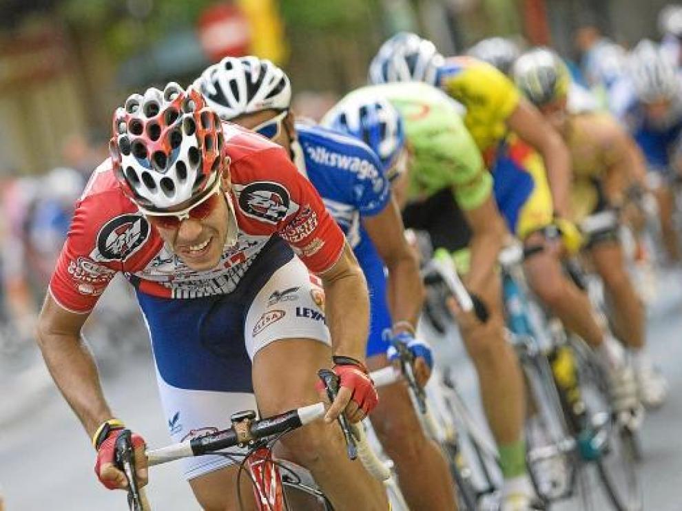 Los corredores sufrieron el cierzo en una carrera que finalizó al sprint, ayer en Las Fuentes.