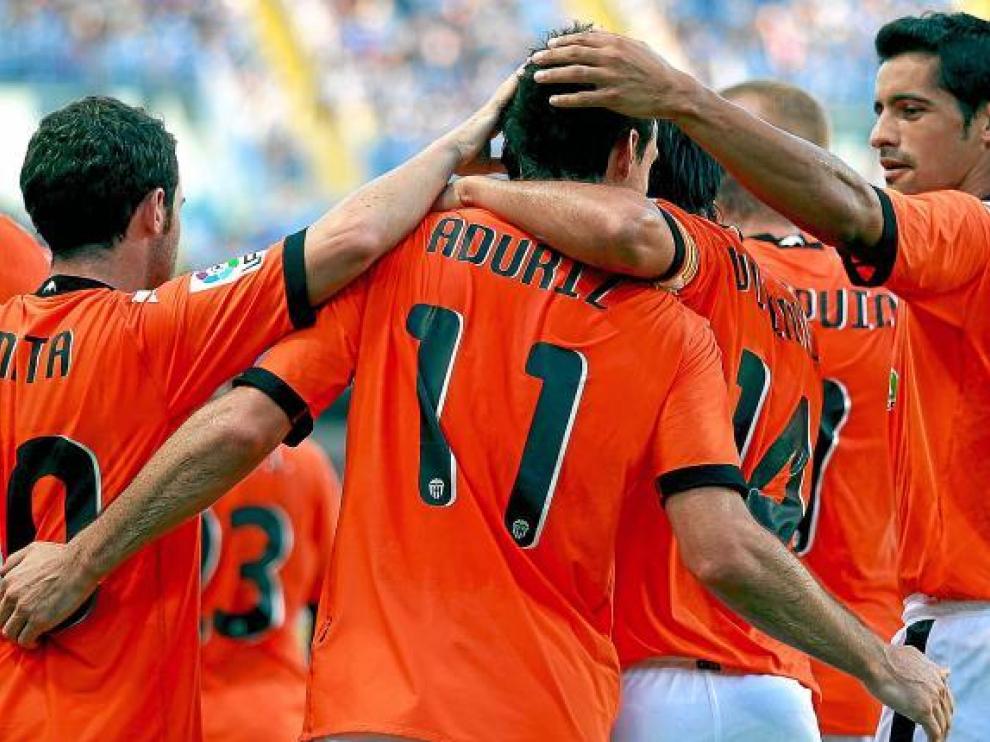 Los jugadores del Valencia celebran el primer gol.