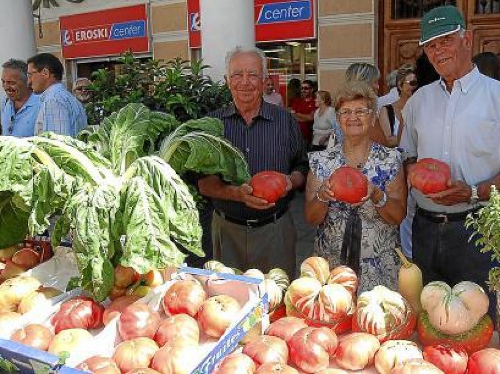 Tomates y acelgas de gran tamaño en uno de los puestos participantes.