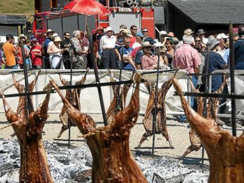 Los corderos asados al espeto en el llano del Ampriu.
