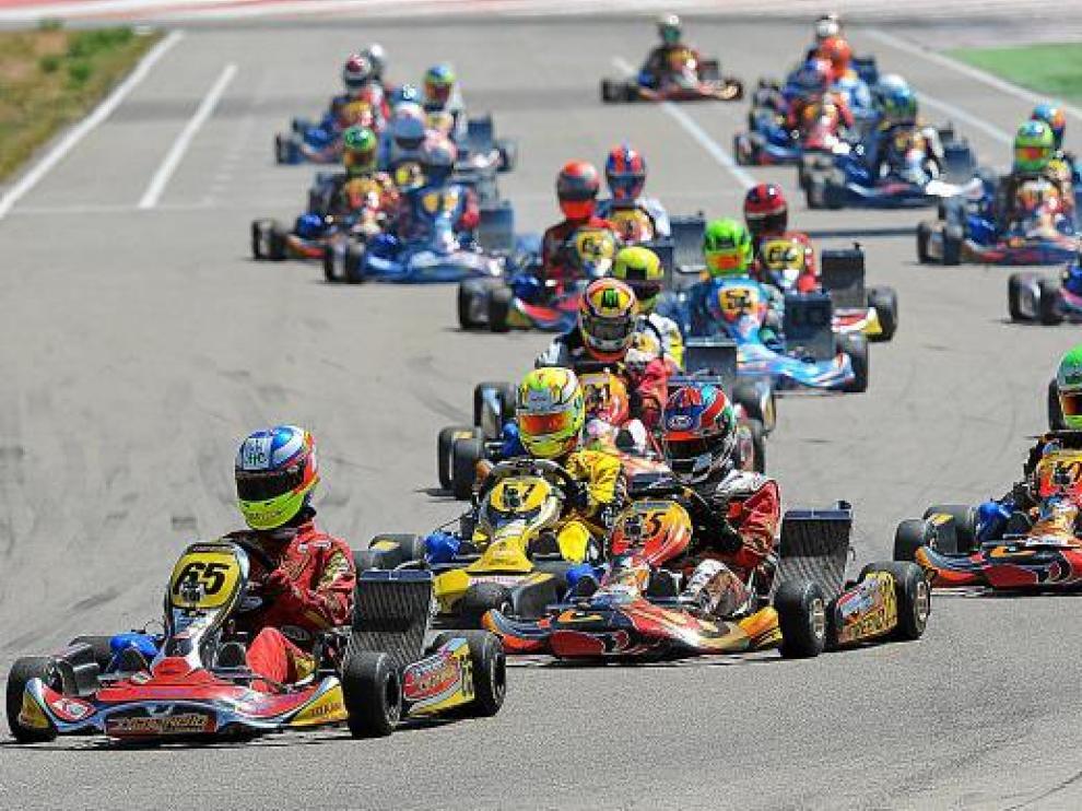 Grupo de cabeza de la categoría U18 del Mundial de karting, ayer en Motorland.