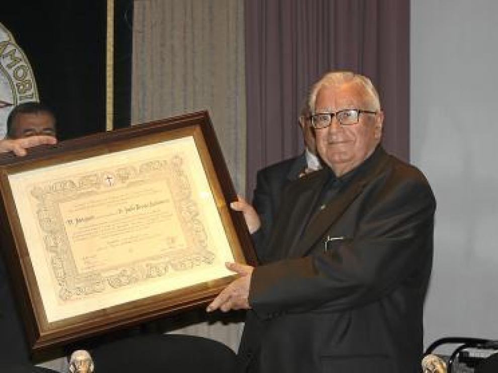 Julio Broto, recogiendo el premio Almendra de Oro.