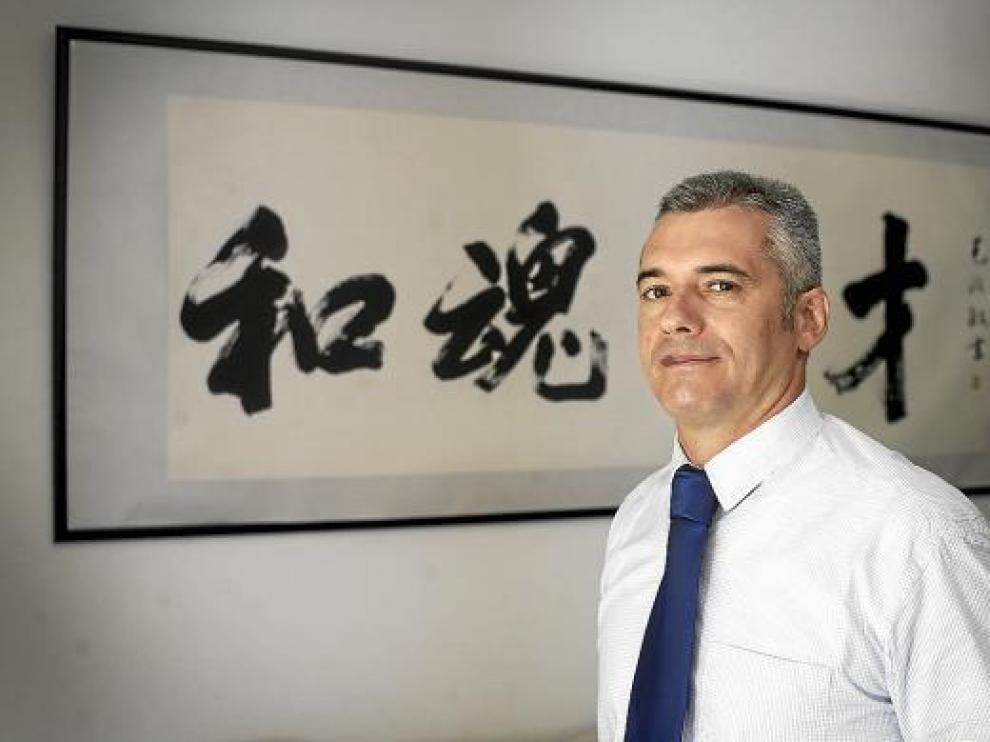El abogado y profesor Francisco Barberán, junto a un cuadro de letras japonesas.