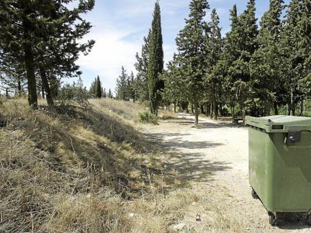 La colocación de contenedores no ha frenado el abandono de basura junto a la Sotonera.