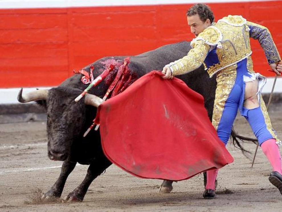 Un pase de Rafaelillo, tras recibir una cornada que le rasgó el traje.