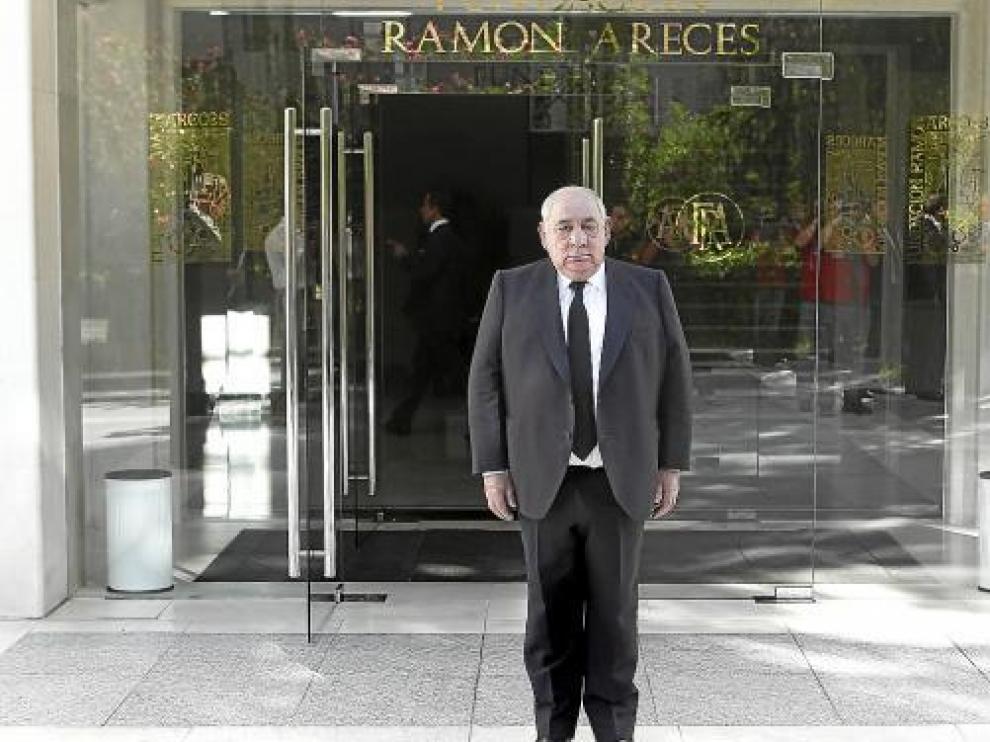 Isidoro Álvarez, presidente de El Corte Inglés, ayer a su llegada a la junta de accionistas.