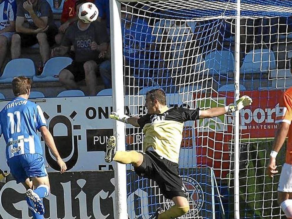 Jesús Cabrero evitó en varias ocasiones que el Huesca saliese derrotado de Ponferradina.