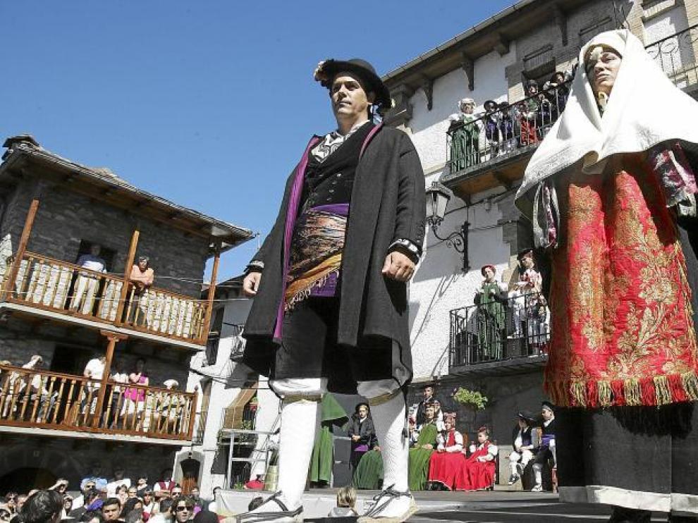 Los vestidos de novios de iglesia durante la fiesta del Traje de Ansó, que abarrotó ayer la plaza de Domingo Miral de la población.