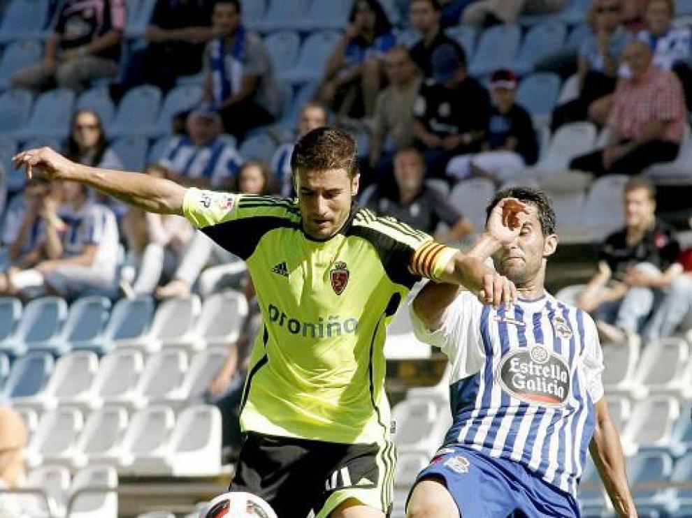 El centrocampista del Real Zaragoza Gabi se marcha de Antonio Tomás, en el partido de ayer.