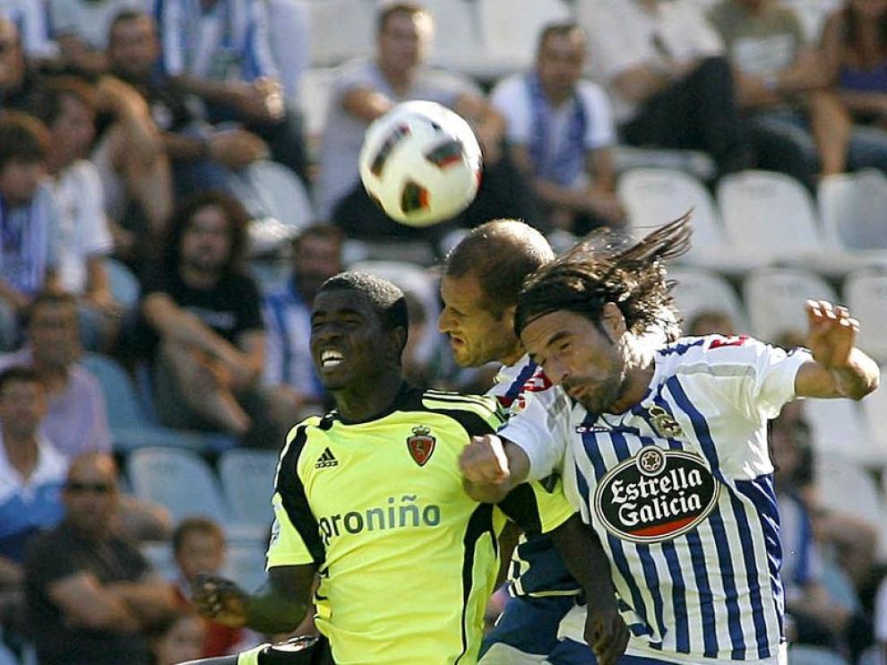 Marco Pérez (i) pelea con un jugador del Deportivo