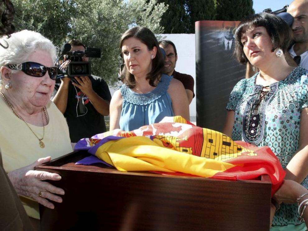 Las nietas del primer represaliado de la Guerra Civil en Andalucía recogen sus restos