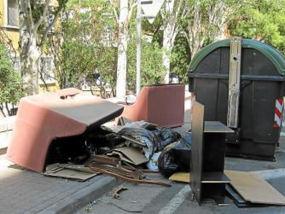 Zaragoza. La imagen está tomada en el camino de Miraflores, en San José. "Parece que no saben que hay puntos de limpieza", cuenta Ángel.