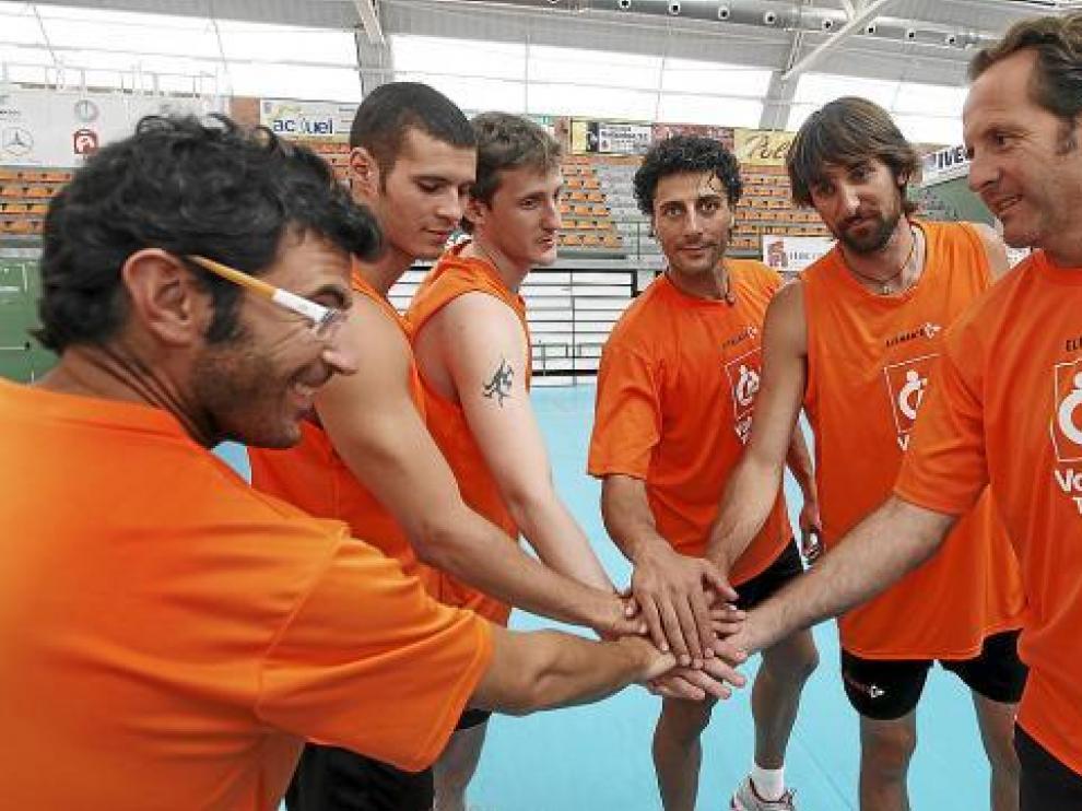 Orta (fisio), Jonathan Vega, Efrón, Suela, Bernal y Novillo, ayer en el pabellón Los Planos.
