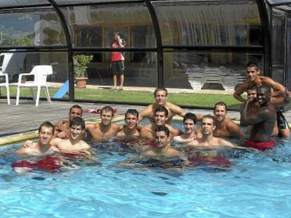 Toda la plantilla en la piscina del hotel.