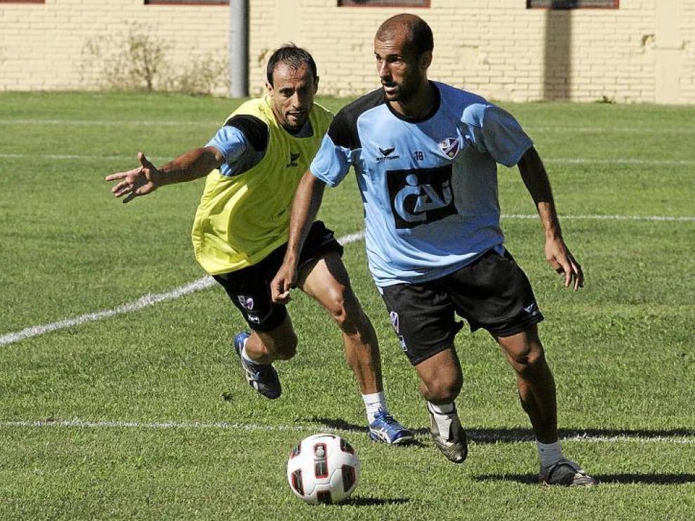 Mikel Rico trata de zafarse de Robert en el entrenamiento celebrado en el campo del IFPE Montearagón.