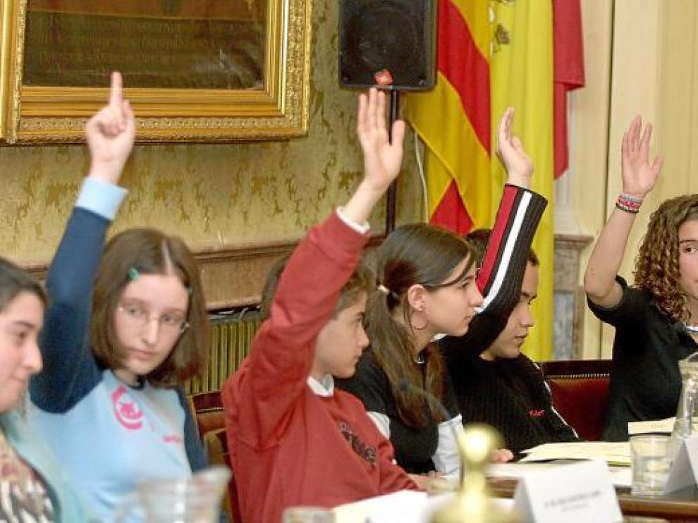 Algunos de los estudiantes que participaron en el pleno infantil celebrado en abril del año 2004.