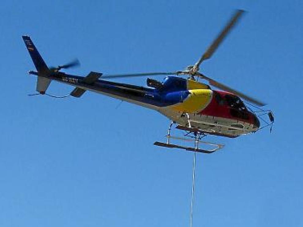 El helicóptero transporta materiales para el nuevo remonte.
