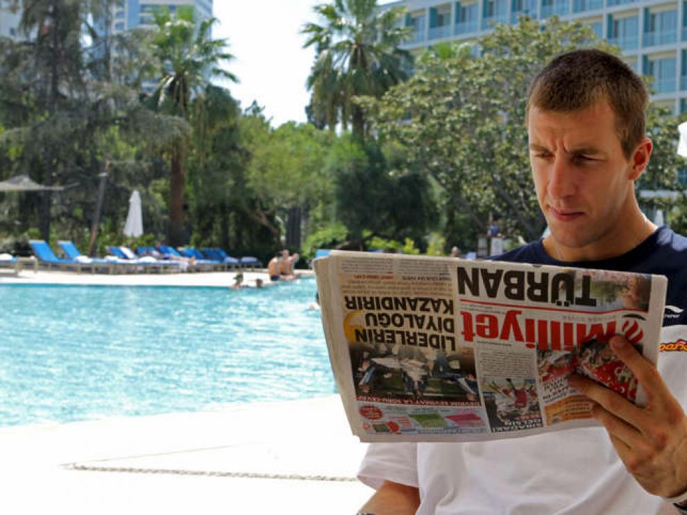Vázque ojea un periódico en el día de descanso.