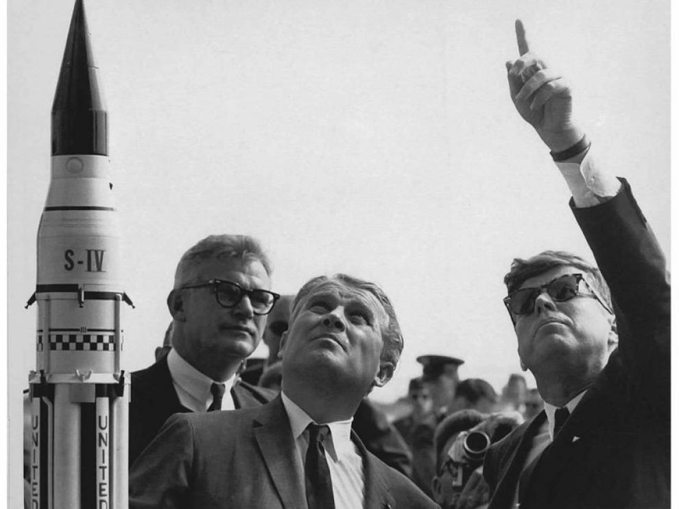científico alemán Wernher von Braun (2i) al explicarle al entonces presidente estadounidense John F. Kennedy (d) el sistema de lanzamiento de cohetes hacia Saturno
