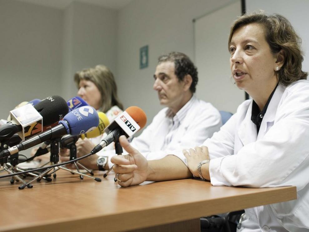 El jefe de Servicio de Neumología del Miguel Servet, Salvador Bello, y la neumóloga María Teresa Rosell