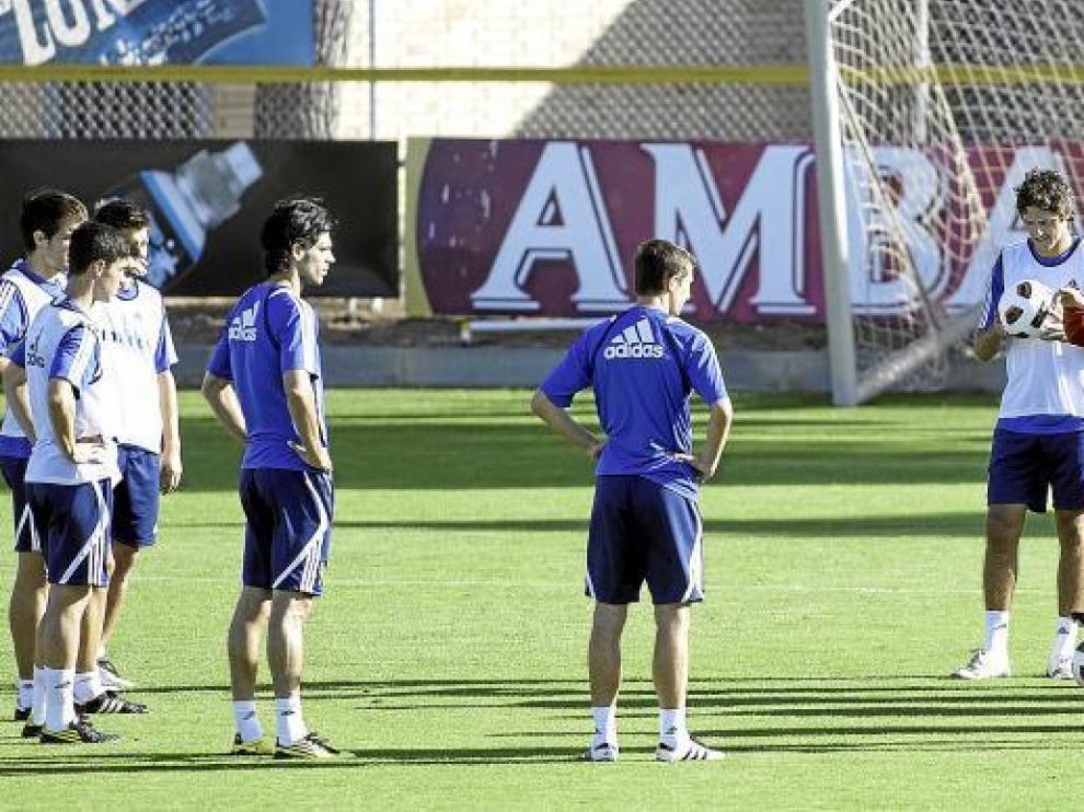 José Aurelio Gay se dirige a los futbolistas