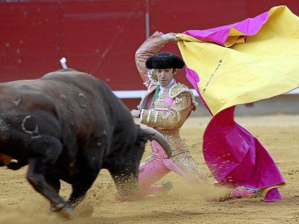 Alejandro Talavante recibe al segundo de la tarde, al que cortó dos orejas.