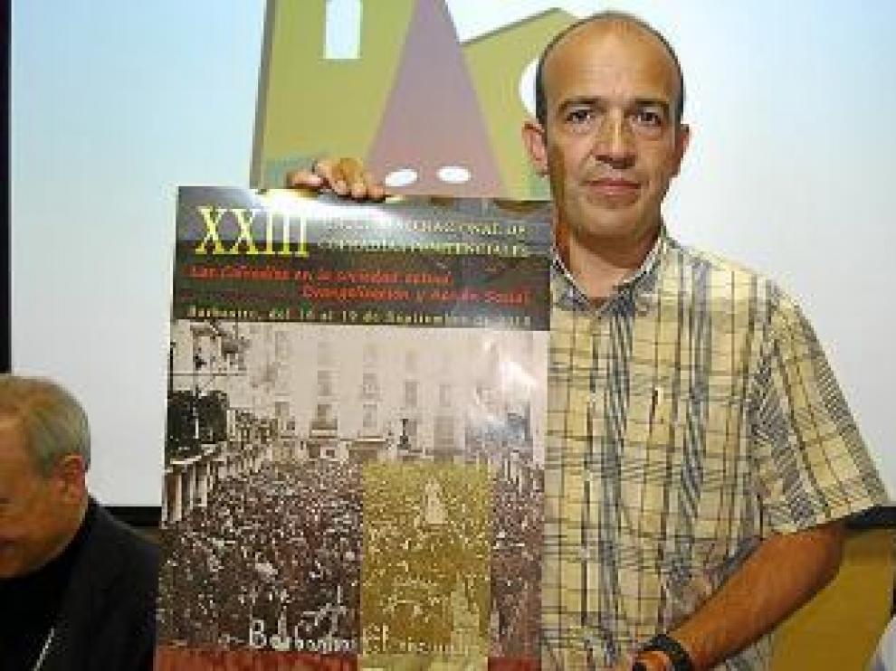 Rafael Torres, coordinador del encuentro, junto al cartel.