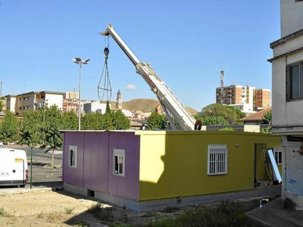 Una empresa colocó ayer dos barracones junto al antiguo aulario del colegio de Fraga.