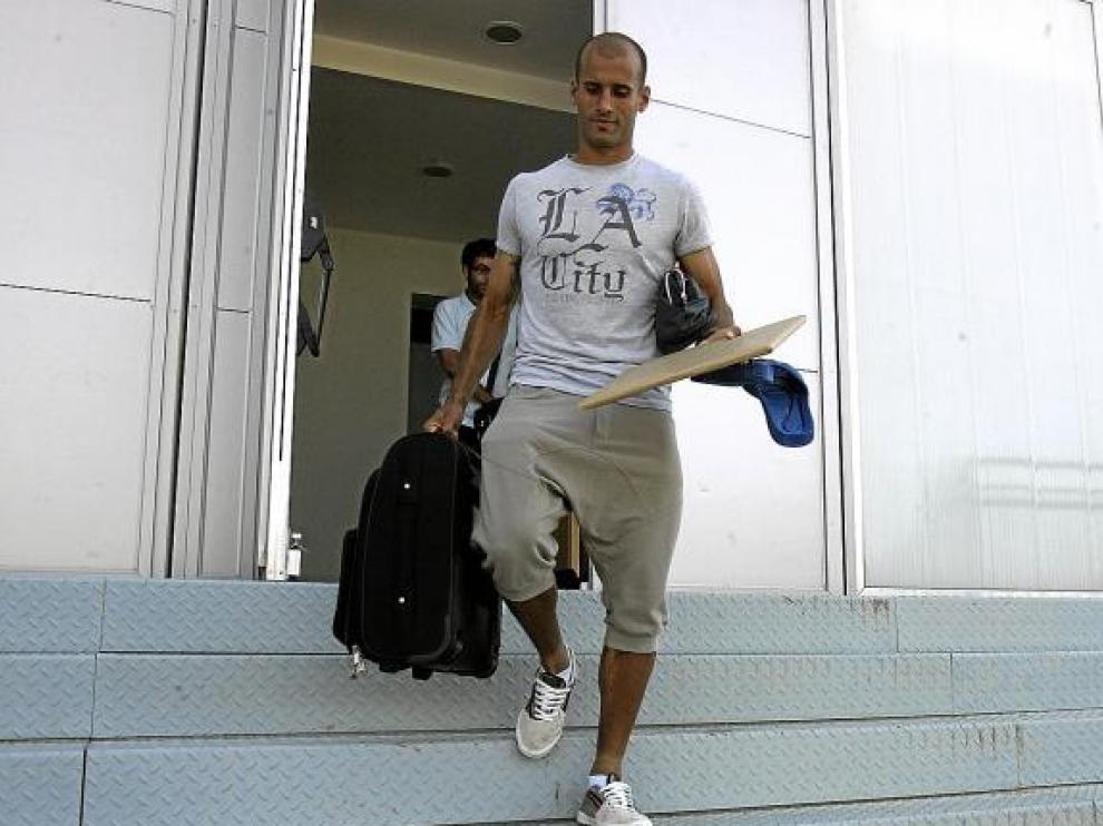 Rico desciende la escalinata exterior del estadio después de recoger todas sus pertenencias.