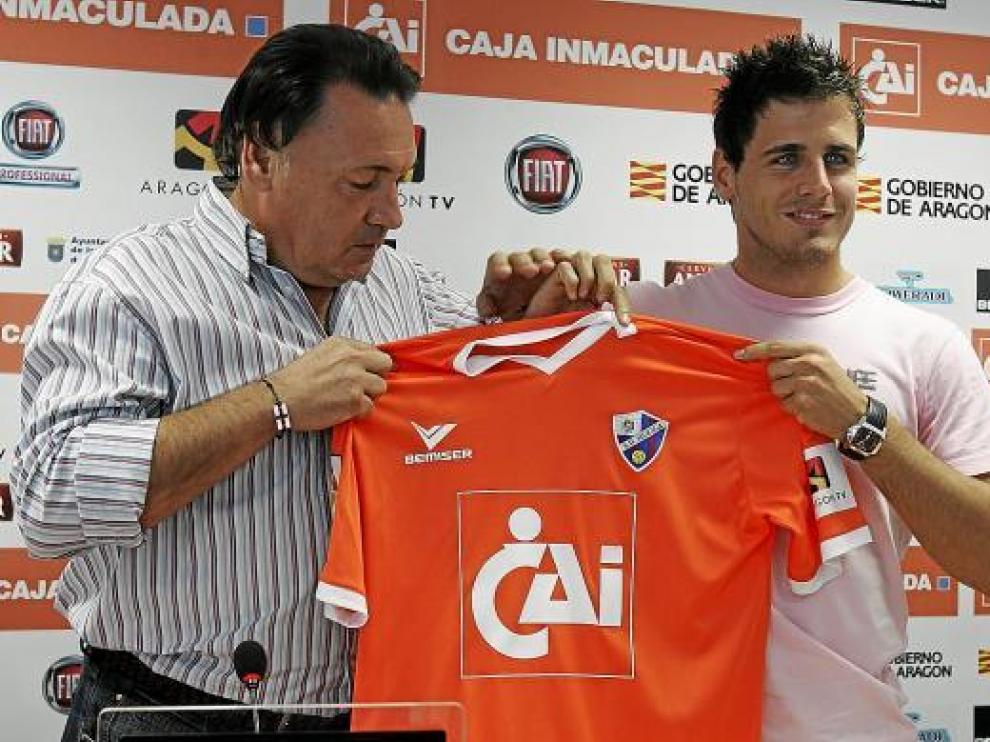 El vicepresidente Lasaosa, ayer, con el navarro Echaide y la elástica de la tercera equipación.