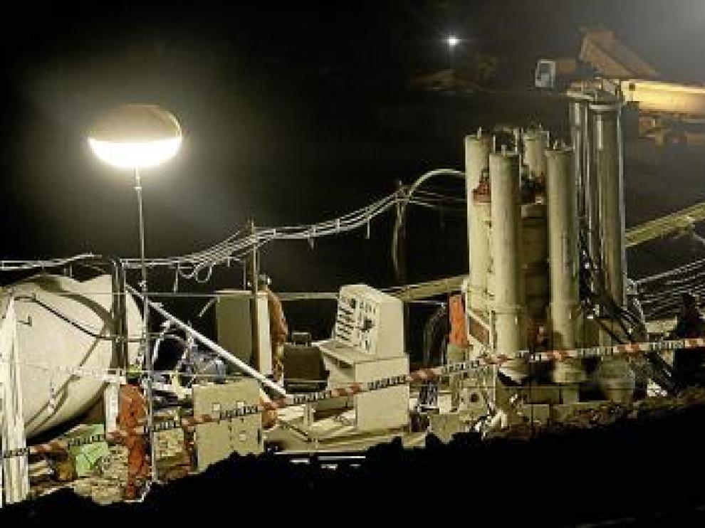 La perforadora Raise Borer Strata 950 está horadando la mina.