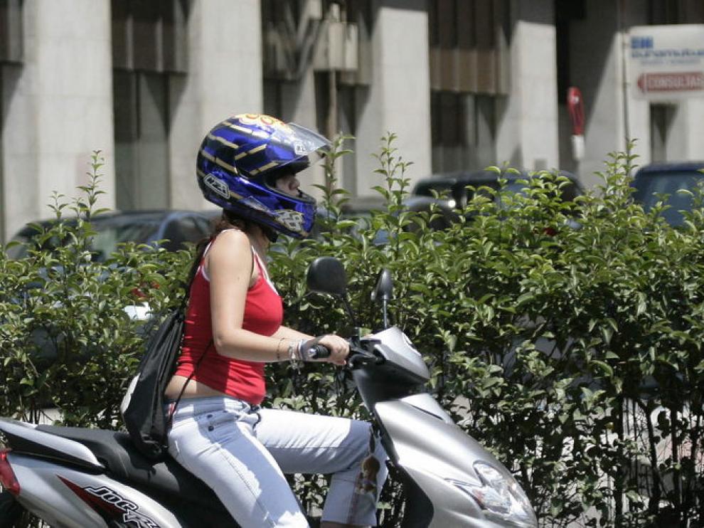 Un ciclomotor circula por Zaragoza