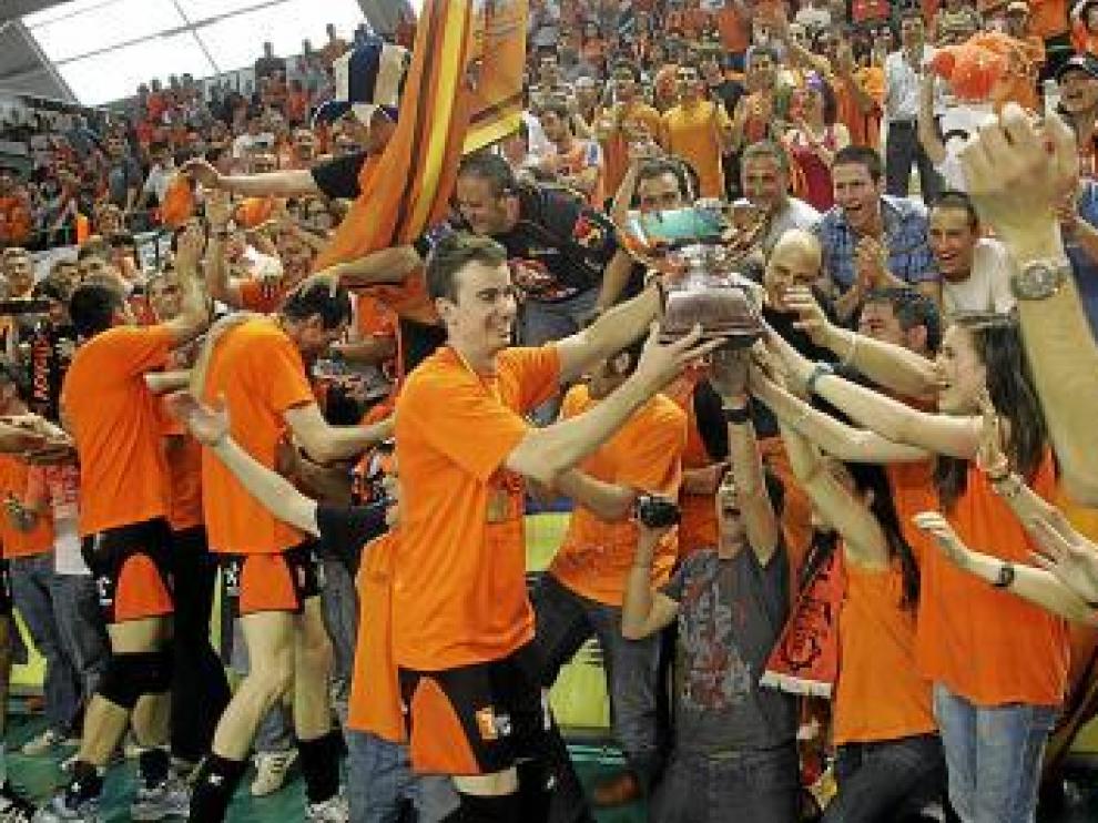 Hernán, con la copa de campeón de la Superliga 2009/10.