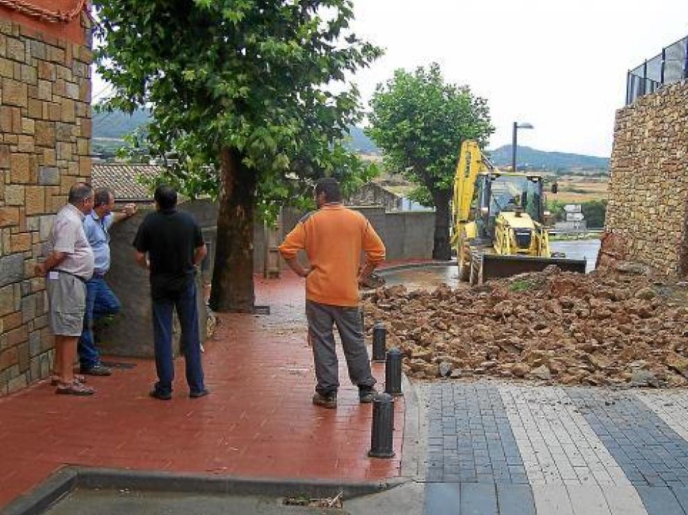 El muro que se derrumbó en Benabarre cortó por completo una calle durante varias horas.