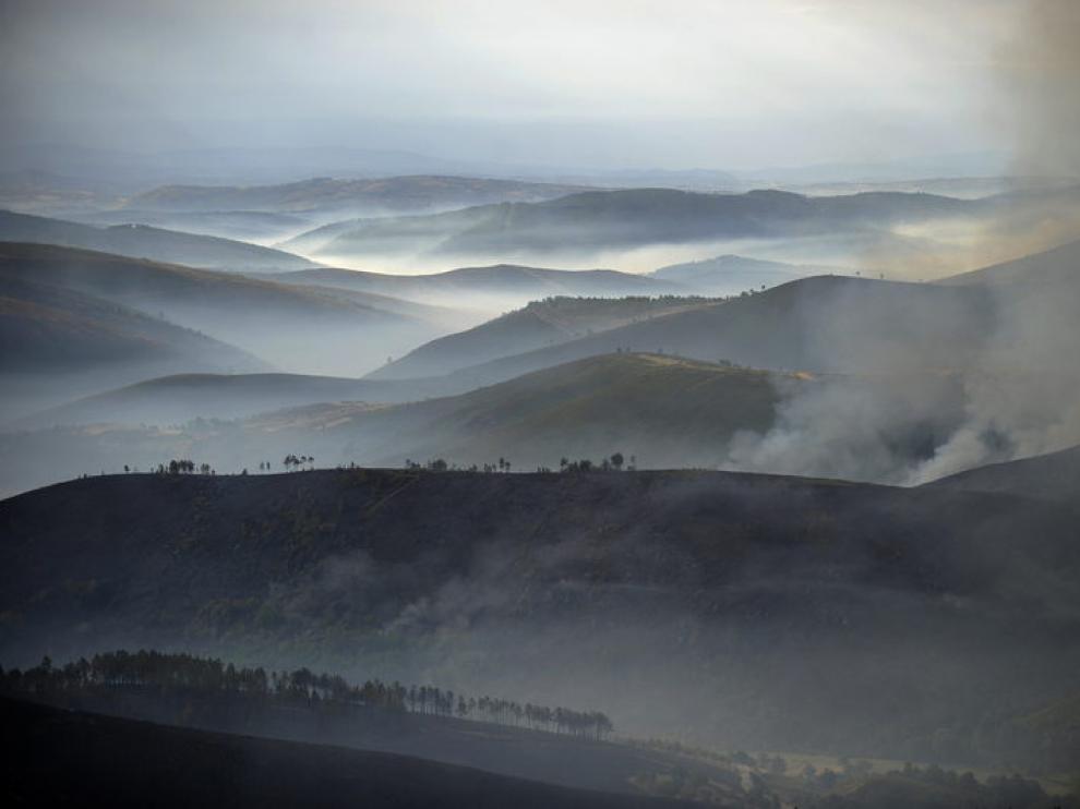 Montes calcinados en Vilariño de Couso, envueltos por una enorme humareda.