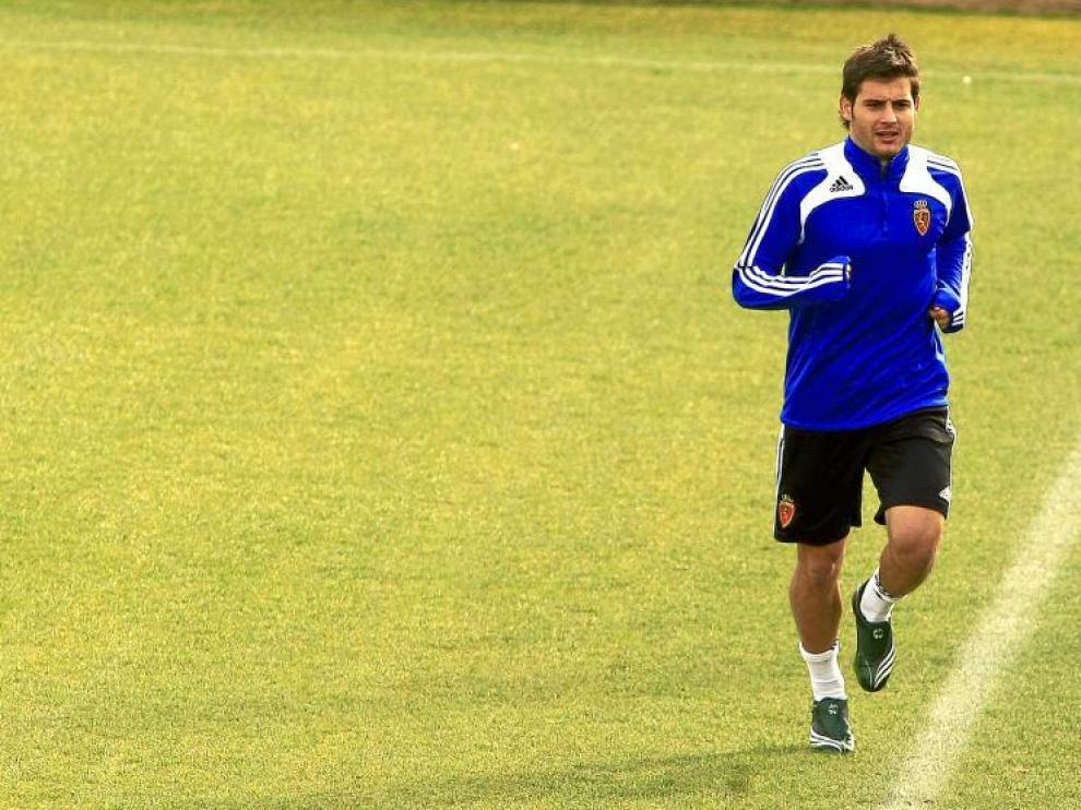 El zaragocista Javier Paredes realiza carrera continua durante un entrenamiento.