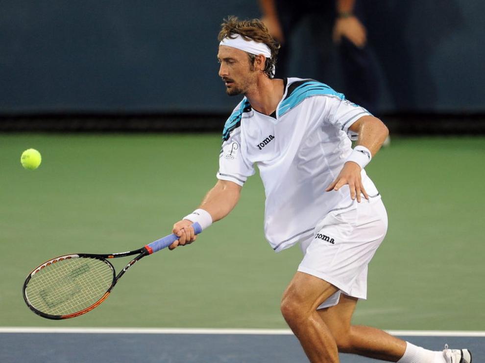 Juan Carlos Ferrero golpea la bola durante el encuentro ante Mello.