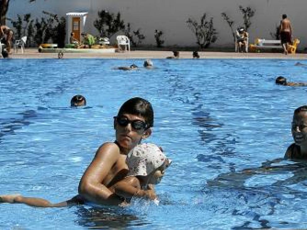 Más de 600 bañistas disfrutaron ayer del último día de piscinas.