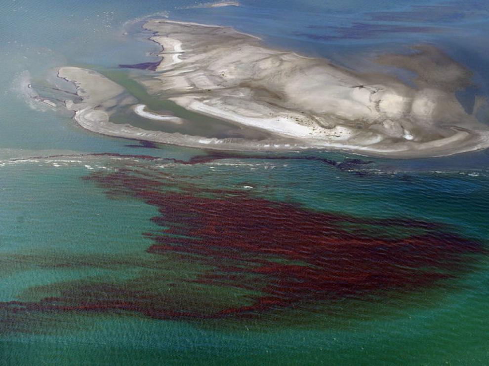 Una mancha de petróleo procedente del vertido de BP
