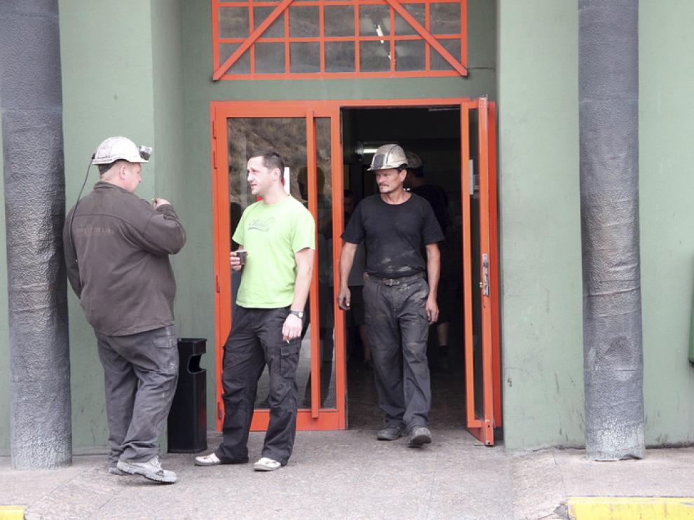 Trabajadores de la mina subterránea de Sierra de Arcos, en Ariño, durante un cambio de turno
