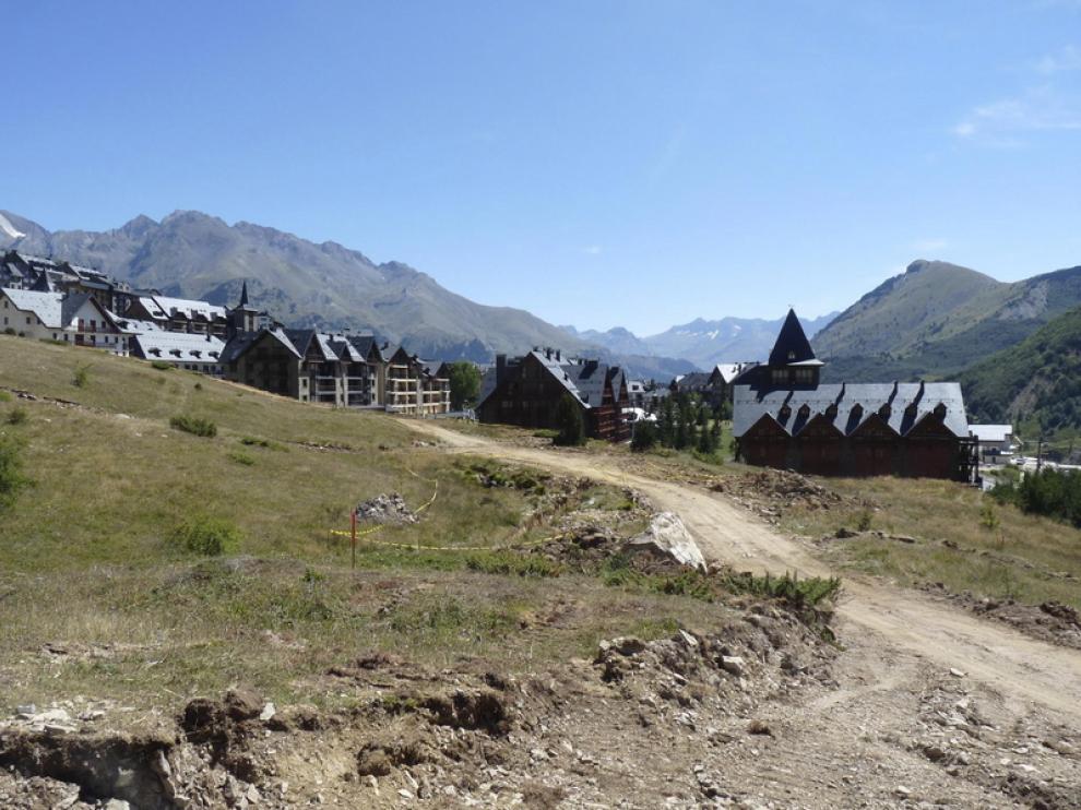Las obras han empezado con la apertura de un vial y el entubado del barranco que separa el nuevo sector de la urbanización actual.