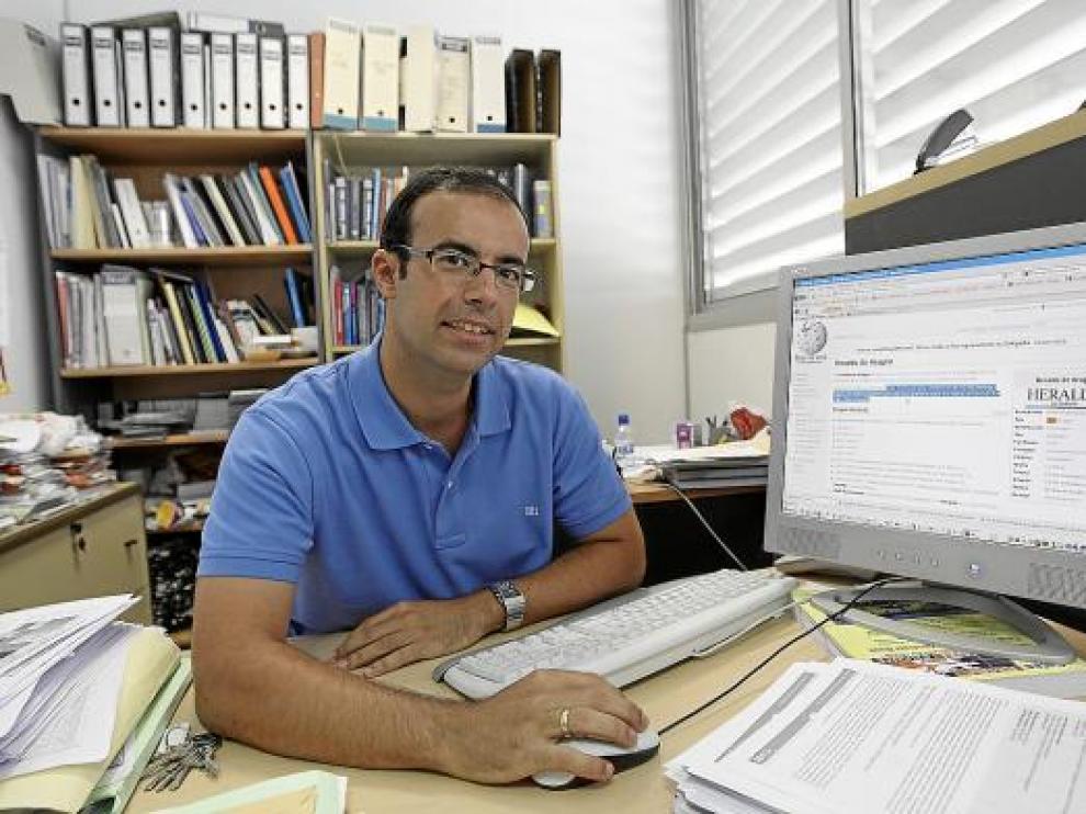 Juan Pablo Martínez-Cortés, editor de la Biquipedia, muestra el artículo sobre HERALDO DE ARAGÓN.