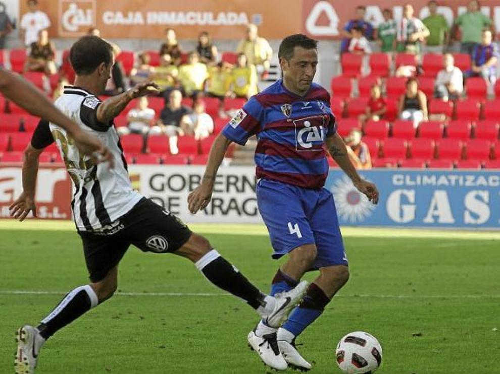 Marcos conduce la pelota durante el encuentro del pasado sábado ante la UD Las Palmas.
