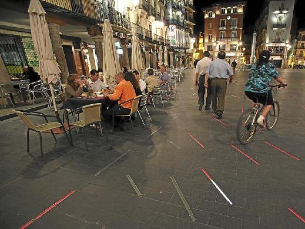Una luminaria con colores discordantes en la plaza del Torico, junto a otras lámparas apagadas.