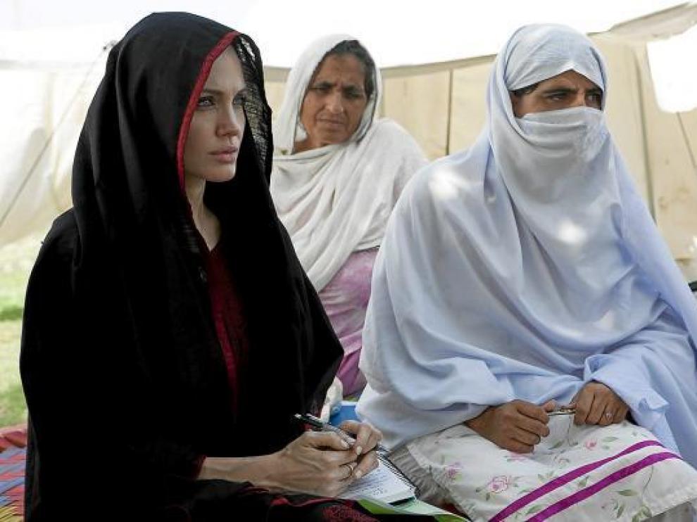 Angelina Jolie escucha a mujeres pakistaníes afectadas por las inundaciones, ayer .