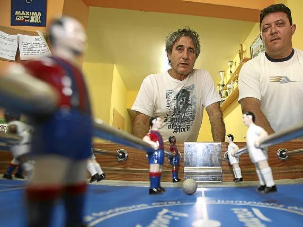 El alcalde, José Antonio Ramo, a la izquierda, con Miguel Ángel Pradas, dos organizadores del Campeonato de Futbolín de Villahermosa.